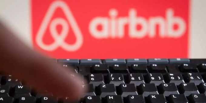 Die Vermittlungsplattform Airbnb hat nach der Einführung strengerer Regeln etwa 80 Prozent seiner Adressen in Amsterdam verloren. Foto: Friso Gentsch/dpa Die Vermittlungsplattform Airbnb hat nach der Einführung strengerer Regeln etwa 80 Prozent seiner Adressen in Amsterdam verloren. Foto: Friso Gentsch/dpa