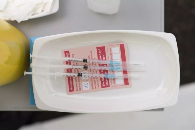 Der dritte Pieks gegen das Coronavirus könnte auch in der Schweiz schon bald verabreicht werden. Coronavirus