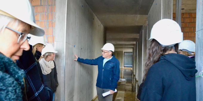 Die Mitarbeitenden des Zentrums Augiessen besichtigen ihren künftigen Arbeitsplatz, das neue Alterszentrum Zehntfeld