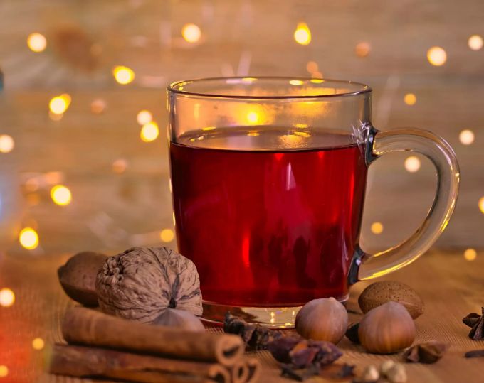 Finnischer Glögi ist etwas weniger süss als hiesiger Glühwein. Seine Basis: Rotwein.