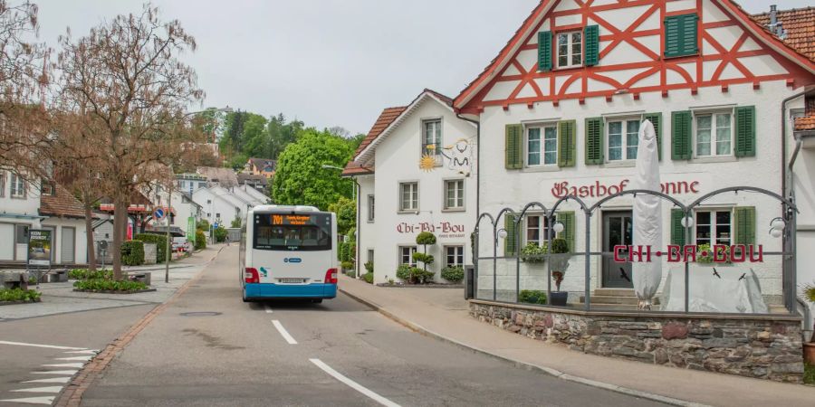 Die Ortsstrasse und der Dorfplatz in Maur.