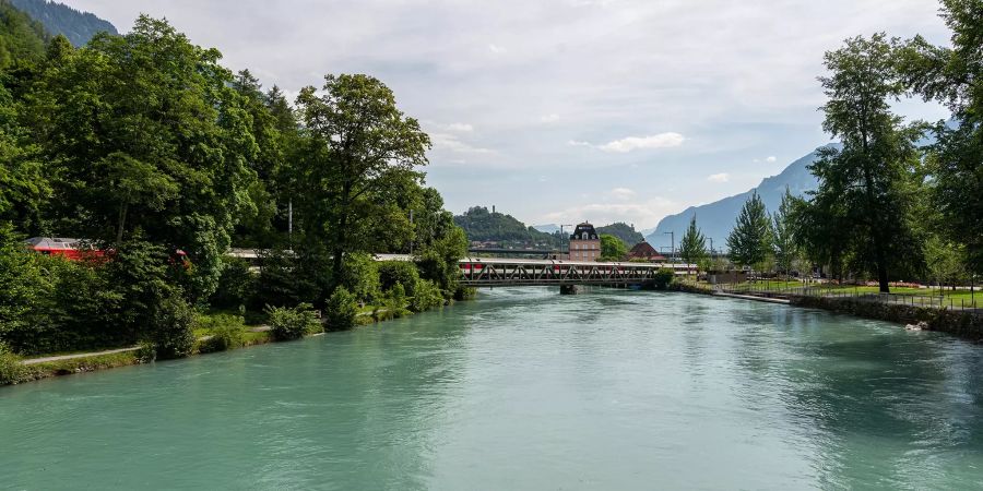Das Freiluft- und Hallenbad Bödelibad in Interlaken.