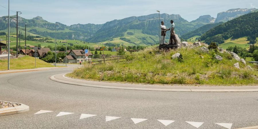 Autokreisel vor Appenzell (AR).