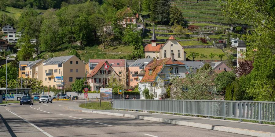 Ortseinfahrt Weesen (SG) auf der Brücke an der Bahnhofstrasse.