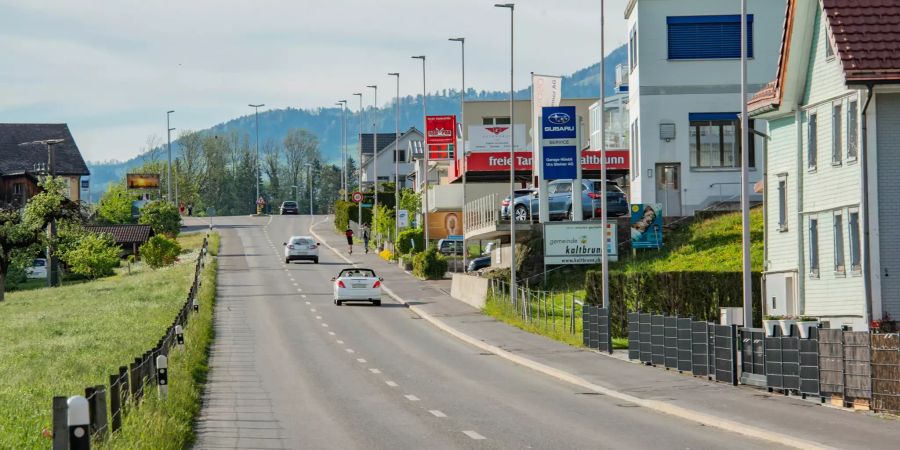 Ortseinfahrtsstrasse in der Gemeinde Kaltbrunn im Kanton St. Gallen.