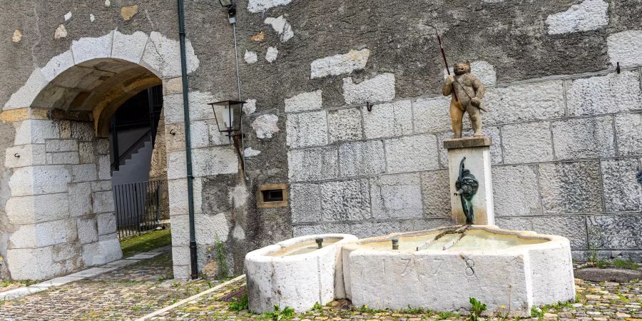 Brunnen mit Bernerbär im Schloss Nidau.