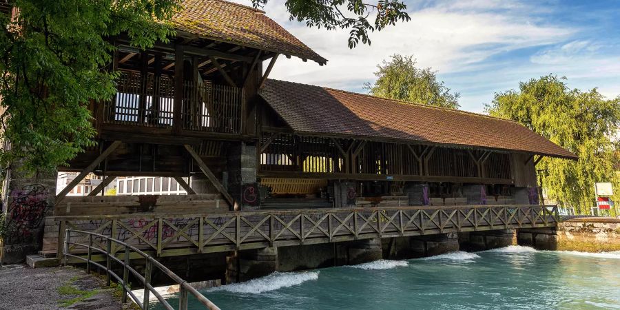 Stauwehr an der Aare an der Grenze von Unterseen und Interlaken mit dem Wappen der beiden Gemeinden Unterseen und Interlaken.