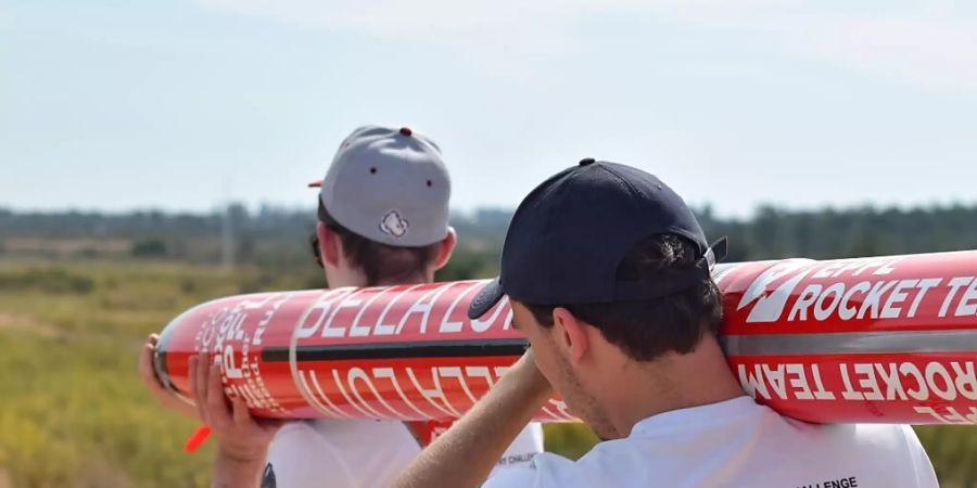 Die siegreiche Rakete Bella Lui II von der Lausanner EPFL auf dem Weg zur Startrampe.