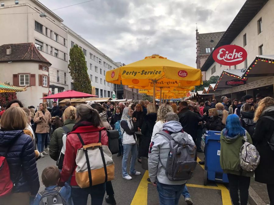 Auch am Montagmittag herrscht viel Betrieb auf dem Petersplatz.