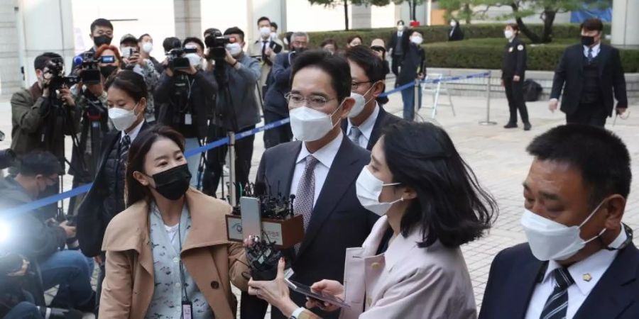 Samsung-Erbe Lee Jae Yong (M) verlässt nach dem Urteil das Gericht. Foto: YONHAPNEWS AGENCY/YNA/dpa