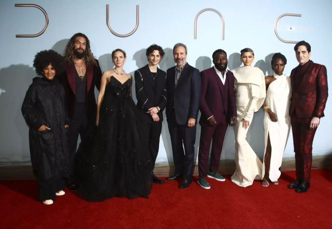 Golda Rosheuvel, Jason Momoa, Rebecca Ferguson, Timothée Chalamet, Regisseur Denis Villeneuve, Babs Olusanmokun, Zendaya, Sharon Duncan-Brewster und David Dastmalchian posieren bei der London-Premiere von «Dune». denis villeneuve