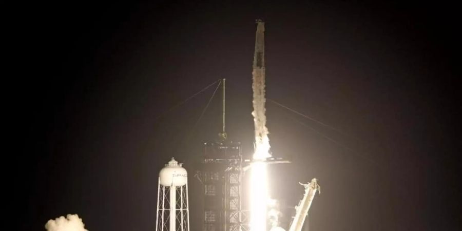 Eine SpaceX Falcon 9-Rakete mit der Crew Dragon-Kapsel hebt von der Startrampe 39A im Kennedy Space Center in Cape Canaveral, Florida, ab. Foto: John Raoux/AP/dpa