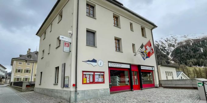 Gemeindehaus und Tourismuszentrum S-chanf. Gemeindehaus und Tourismuszentrum S-chanf.