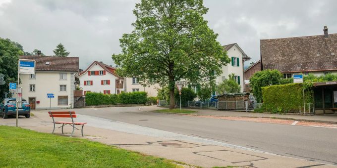 Bärenplatz an der Bahnhofstrasse in Bäretswil (ZH). Bärenplatz an der Bahnhofstrasse in Bäretswil (ZH).