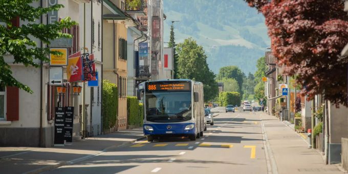 Busdurchfahrt auf der Rapperswilerstrasse Rüti (ZH). Busdurchfahrt auf der Rapperswilerstrasse Rüti (ZH).