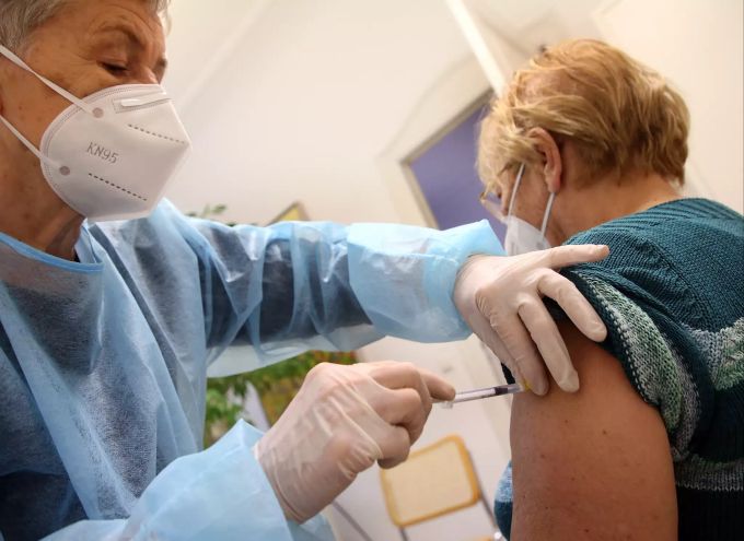 Eine Impfung gegen das Coronavirus schützt bei einer Infektion vor einem schweren Verlauf. (Symbolbild) Coronavirus