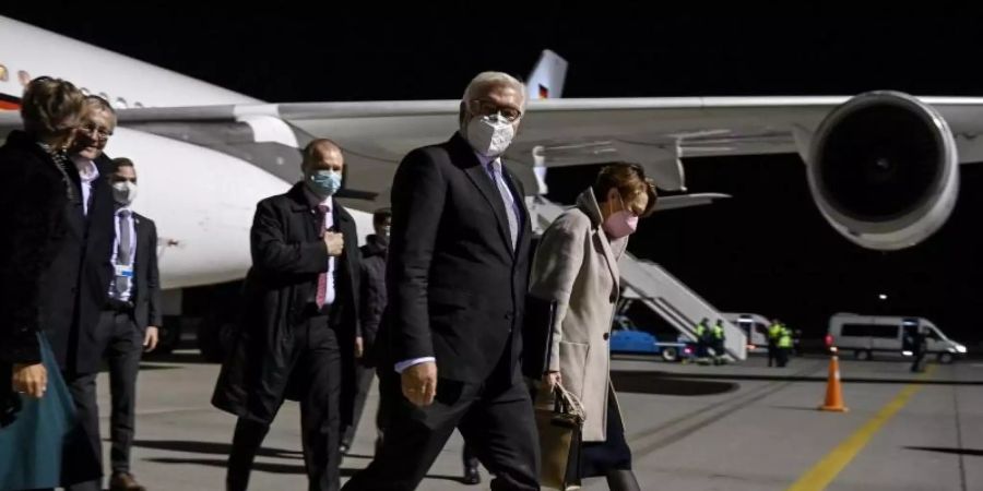 Bundespräsident Frank-Walter Steinmeier und seine Frau Elke Büdenbender kommen am Flughafen Boryspil in Kiew an. Foto: Britta Pedersen/dpa-Zentralbild/dpa