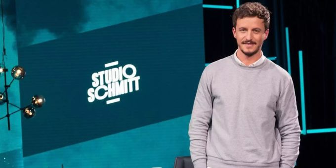 Tommi Schmitt im Studio seiner Sendung «Studio Schmitt». Tommi Schmitt im Studio seiner Sendung «Studio Schmitt».