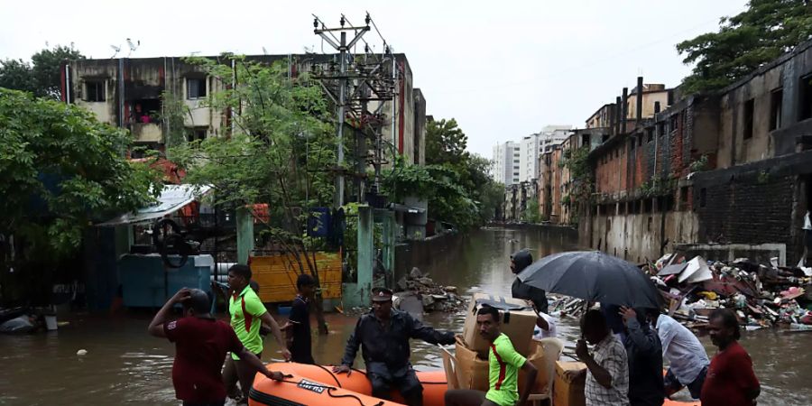 ARCHIV - Sintflutartige Regenfälle des Nordost-Monsuns zu Überschwemmungen in zahlreichen Stadtteilen von Chennai geführt hatten, nachdem sich ein Tiefdruckgebiet über dem Südost-Bay von Bengalen gebildet hatte. Foto: Sri Loganathan/ZUMA Press Wire/dpa