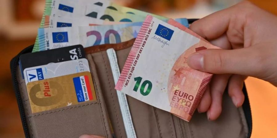 Angesichts der schwindenden Bedeutung des Bargelds im Alltagsleben machen sich die von Scheinen und Münzen abhängigen Wirtschaftszweige Zukunftssorgen. Foto: Patrick Pleul/dpa-Zentralbild/dpa