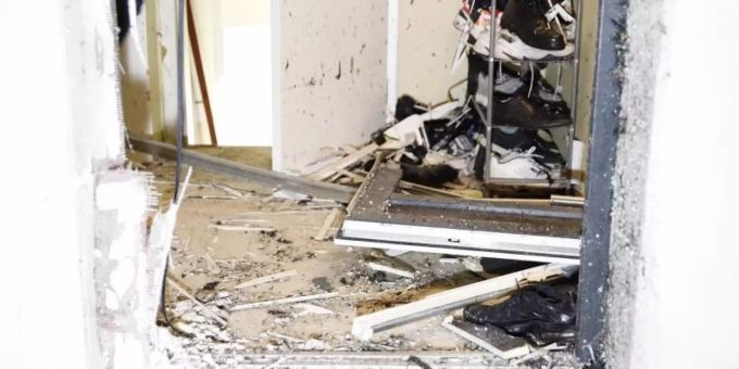 Scherben liegen in einem Gebäudeeingang in Duisburg, nachdem Einsatzkräfte bei einer Razzia die Tür aufgesprengt haben. Foto: Justin Brosch/dpa Scherben liegen in einem Gebäudeeingang in Duisburg, nachdem Einsatzkräfte bei einer Razzia die Tür aufgesprengt haben. Foto: Justin Brosch/dpa