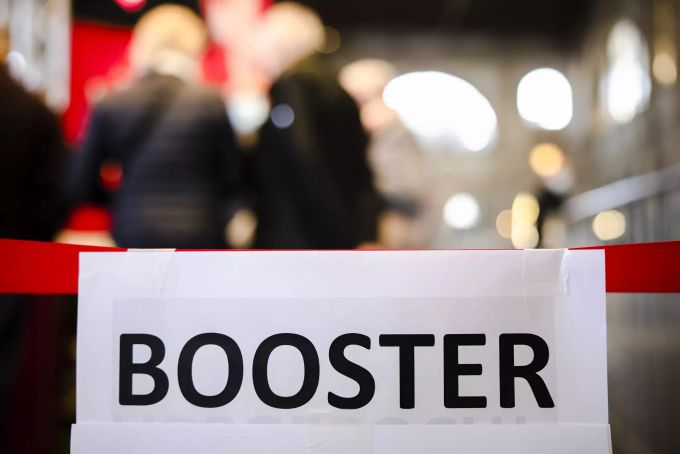 Ein Zettel mit der Aufschrift «Boosterù hängt im Wartebereich beim Impfdorf in der grossen Halle des Hauptbahnhofs Zürich, am Dienstag, 9. November 2021. booster