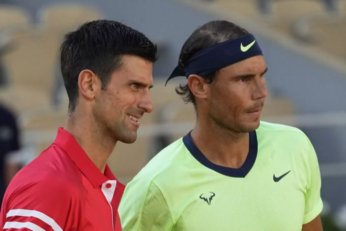 Novak Djokovic und Rafael Nadal bei ihrem letzten Aufeinandertreffen an den French Open 2021. Novak Djokovic rafael nadal