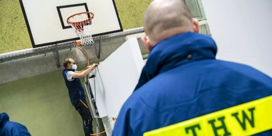 THW-Helfer errichten ein Impfzentrum