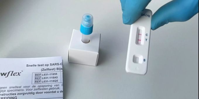 Wer sich das Corona-Kit nach Hause bestellt bekommt eine Testkassette, eine Tube mit dem Coronavirus angereicherter Flüssigkeit, einen Rohrhalter, die Packungsbeilage zum Antigentest und ei Coronavirus Niederlande