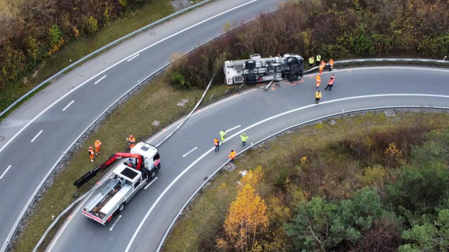 Der Lkw durchbrach die Leitplanke.