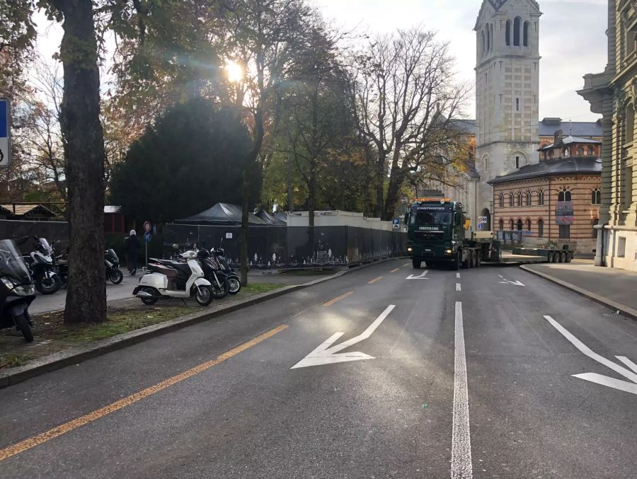 Der Zaun erstreckt sich um die ganze Länge des Berner Sternenmarkts.