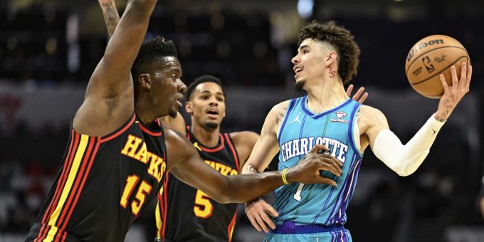 Clint Capela verliert zum Saisonauftakt in der NBA. NBA