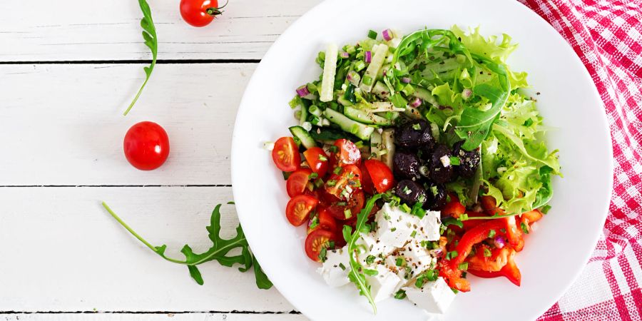 griechischer Salat auf einem tisch