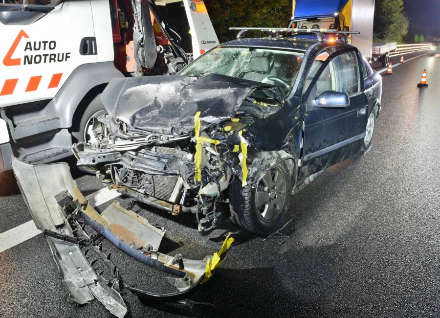 Beim Unfall wurden zwei Personen verletzt.