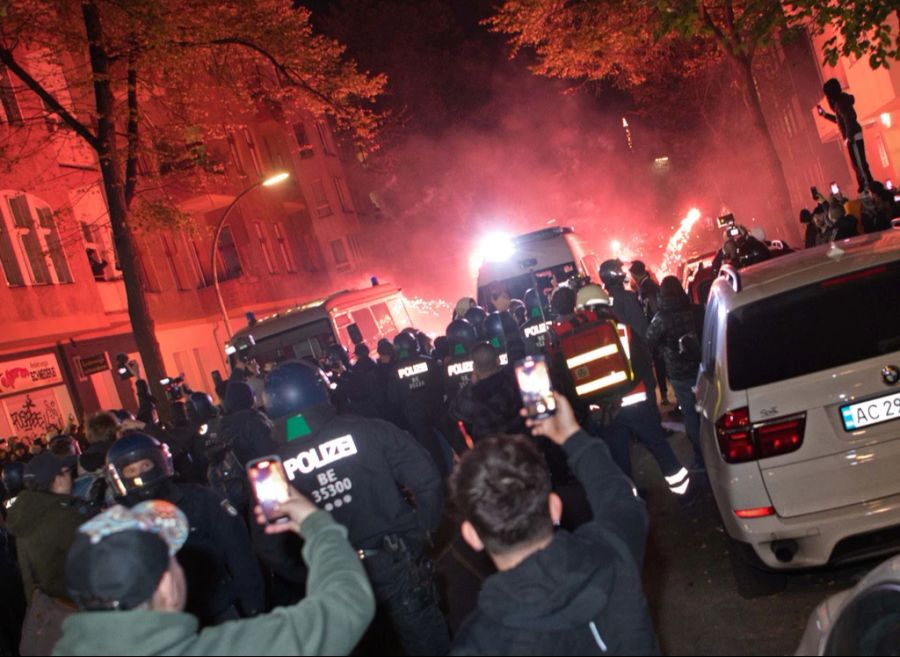 Teilnehmer einer verbotenen Pro-Palästina-Demonstration zünden im Bezirk Neukölln in Berlin Pyrotechnik. Es wurden auch Steine und Flaschen auf Polizeibeamte geworfen. (Symbolbild)