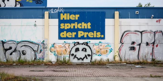 In Deutschland kommt es immer häufiger zu Insolvenz. (Symbolbild) schild insolvenz