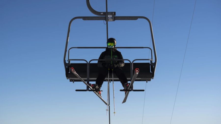 Auf der Lenzerheide hatte man zunächst alle Hände voll zu tun, um die Skipisten nach dem Neuschnee zu präparieren, kam dieser Arbeit aber nach. (Archivbild)