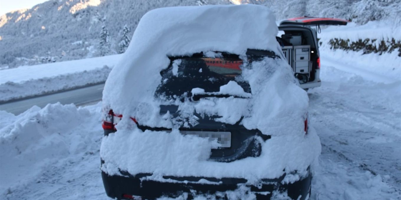 Rueun GR: Mit 30 cm Schnee auf Autodach unterwegs - Polizei staunt