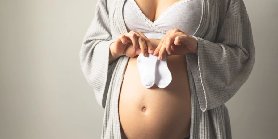 In der zweiten Hälfte der Schwangerschaft wächst langsam die Vorfreude auf das kleine Baby.