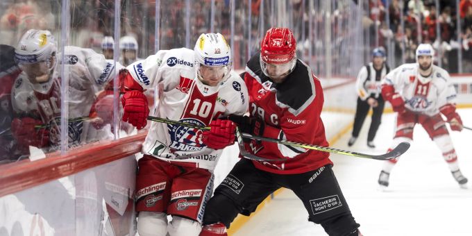 Roman Cervenka (links) von den Rapperswil-Jona Lakers während dem Spiel gegen Lausanne. Rapperswil-Jona Lakers
