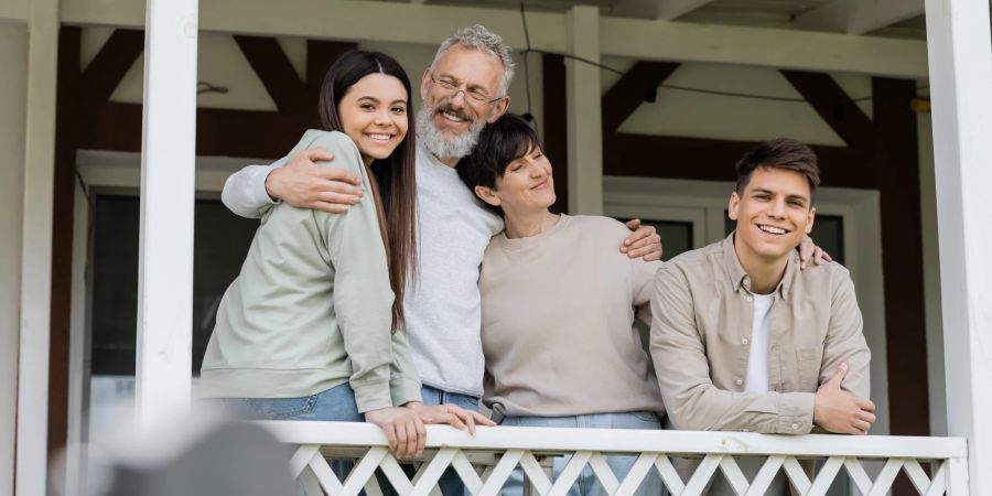 familie, mittleres alter, teenager, auf der veranda