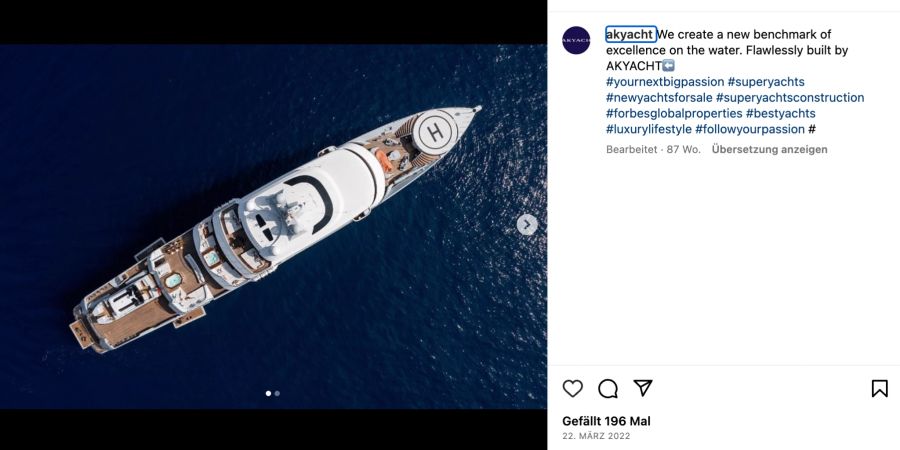 Bild von oben auf eine Superyacht mit Helikopterlandeplatz