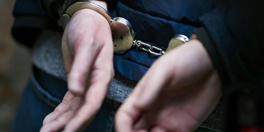 Nach 20 Jahren im Gefängnis ist eine Frau in Australien vom Vorwurf freigesprochen worden, ihre vier Kinder getötet zu haben. Ein Gericht in Sydney hob am Donnerstag ein 2003 gegen Kathleen Folbigg verhängtes Mordurteil auf. (Symbolbild)