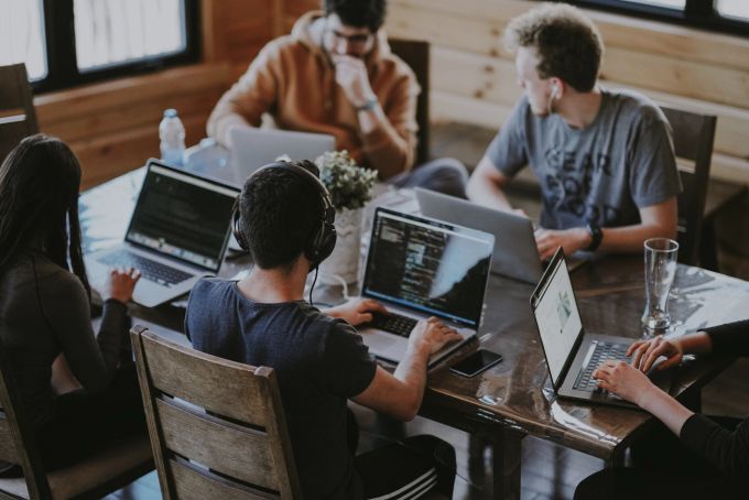 Teamwork ist gefragt, um die Herausforderungen des WED Hackathon zu meistern. Schweizer Technologie