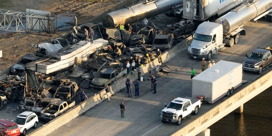Hilfskräfte sind auf der Schnellstrasse bei Manchac im US-Bundesstaat Louisiana im Einsatz - bei der Massenkarambolage kamen mindestens sieben Menschen ums Leben.