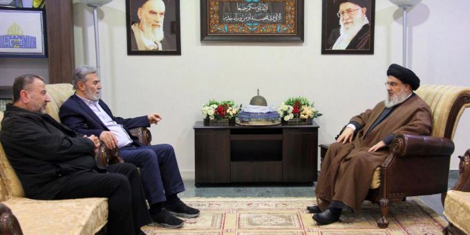Das Foto, das vom Medienbüro der Hisbollah veröffentlicht wurde, zeigt Hisbollah-Chef Hassan Nasrallah (r-l) bei einem Treffen mit Siad Nachali, PIJ-Anführer in den Palästinensergebieten und dem Hamas-Vizechef Salih al-Aruri. Al-Aruri