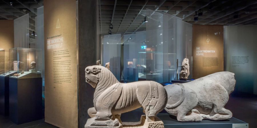 Steinerne Grabmonumente in der Ausstellung «Iberer» im Antikenmuseum Basel.