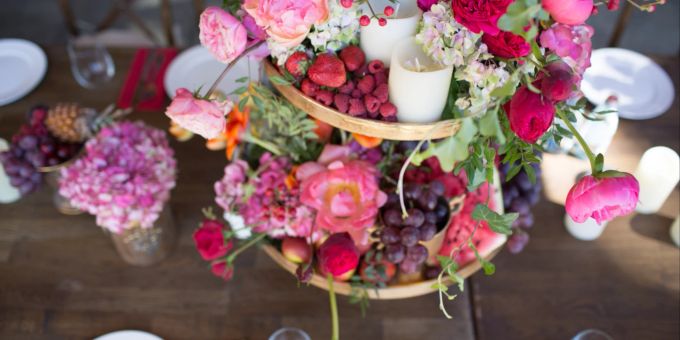 Auch am Esstisch im Wohnzimmer darf es maximalistisch zugehen. Blumen- und Obst-Deko am Esstisch
