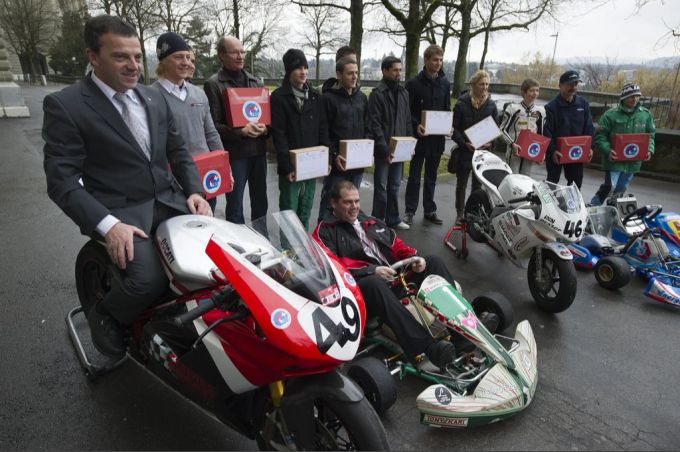 Der damalige Nationalrat Walter Wobmann (SVP/SO), links, bei der Einreichung der Petition für Schweizer Rundstreckenrennen, zusammen mit den Motorradrennfahrern Dominique Aegerter, Tom Lüthi und Jacques Cornu im Februar 2011, in Bern. Walter Wobmann Lärmschutz