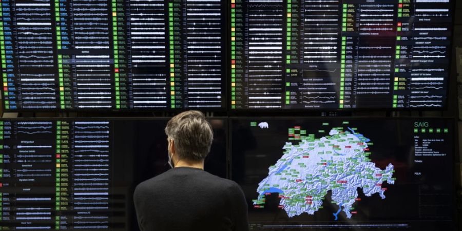 Ein Mitarbeiter des Schweizerischen Erdbebendienstes in Zürich überwacht Angaben von seismischen Stationen aus der Schweiz. (Archivbild)